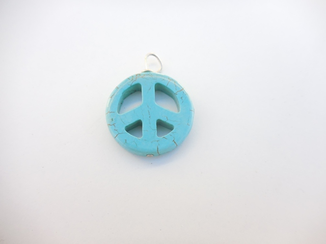 Pendentif howlite peace and love bleue