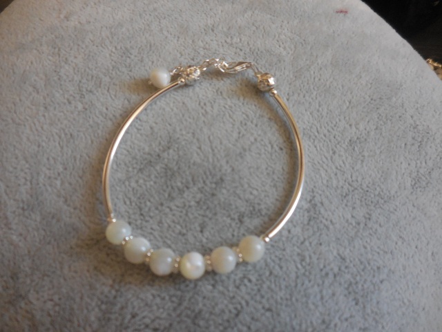 Bracelet nacre blanche 6 mm demi-jonc