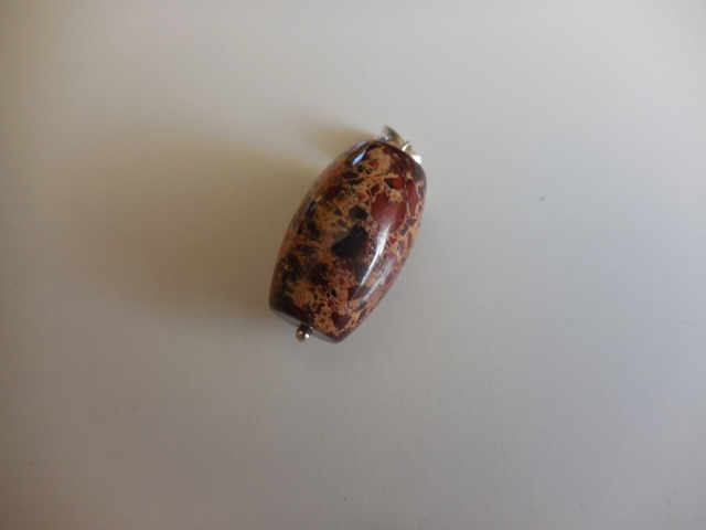 Pendentif tonneau jaspe rouge 